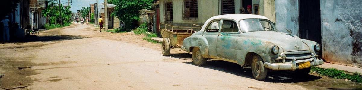 Karakteristieke autowrakken in Camagüey, Cuba