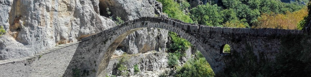 De Kokkori brug in Zagoria., Griekenland