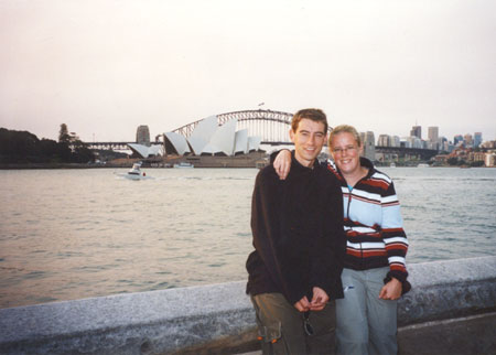 Het 'verplichte' plaatje bij het Sydney Opera House. (Australië - 2002)