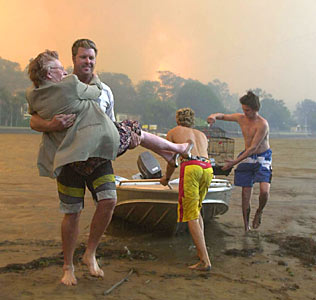 Evacuatie over de George River. (bron: news.com.au)