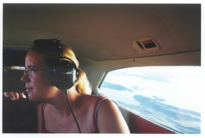 Angelique achterin de Cessna 210 boven The Bungle Bungles. (Australië - 2003)