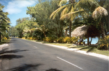 De hoofdweg Ara Tapu. (The Cook Islands - 1997)
