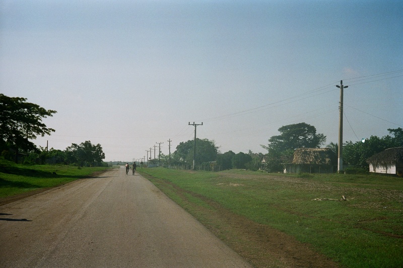 Verlaten weggetjes op het platteland. (Cuba - 1998)