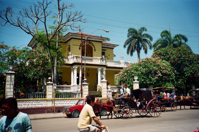 Drukte op straat in Camagüey. (Cuba - 1998)