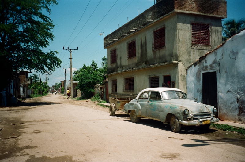 Karakteristieke autowrakken langs de kant van de weg. (Cuba - 1998)