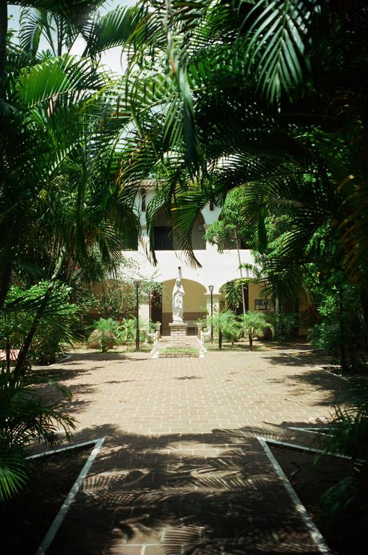 Vreedzame patio's in Camagüey. (Cuba - 1998)