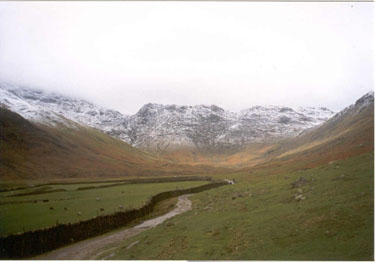 The end of Mickleden Valley (Cumbria). In the clouds left Rosett Pike - To the right the path to
                    Stake Pass. (United Kingdom - 2001)