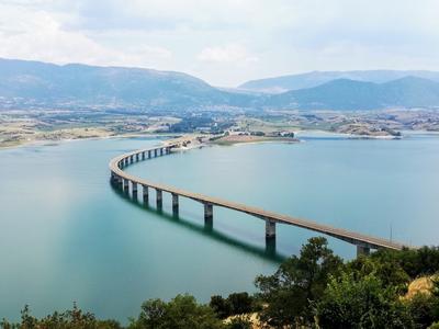 De brug over Lake Polyphytos, Neraida. (Griekenland - 2019)