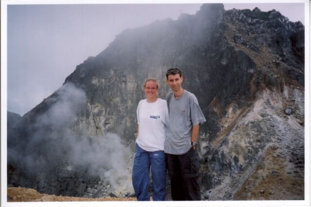 Bij de kraterrand van de Sibayak op Sumatra. (Indonesië - 2002)