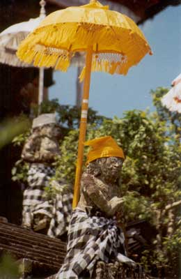 Ceremonie bij de Pura Besakih op Bali. (Indonesië - 2003)