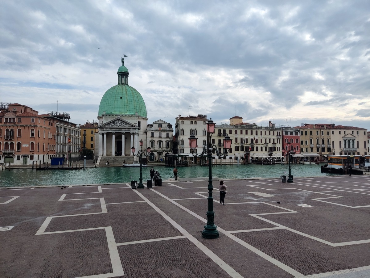 Het stationplein van Venetië (Italië - 2022)