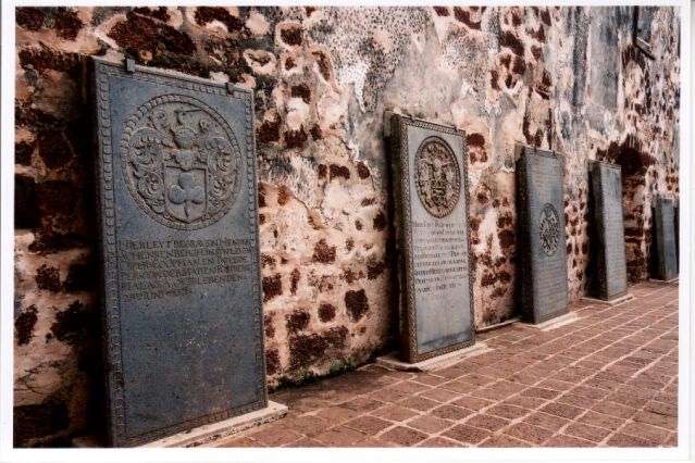 Nederlandse grafstenen - St. Pauls. Melaka (Maleisië - 2002)