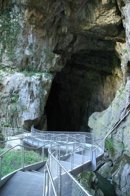 De ingang naar een van de grotten van Skocjan. (Slovenië - 2014)