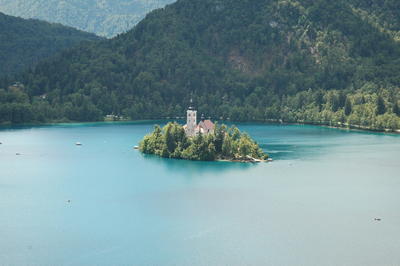 Het beroemde kerkje in het meer van Bled. (Slovenië - 2014)