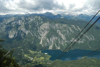 Uitzicht vanaf Vogel Skicentrum op het meer van Bohinj en de Triglav in de verte. (Slovenië - 2014)