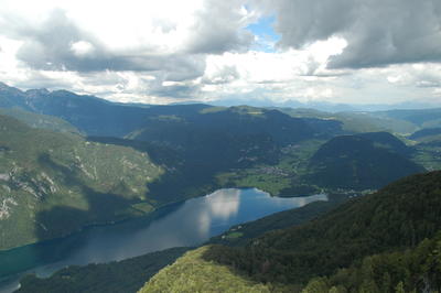 Uitzicht vanaf Vogel Skicentrum op het meer van Bohinj. (Slovenië - 2014)