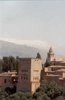 Het Alhambra met op de achtergrond de Sierra Nevada.