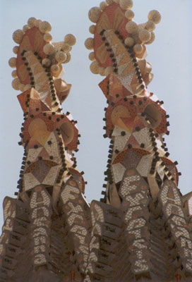 De torens van de Sagrada Familia in Barcelona. (Spanje - 2003)