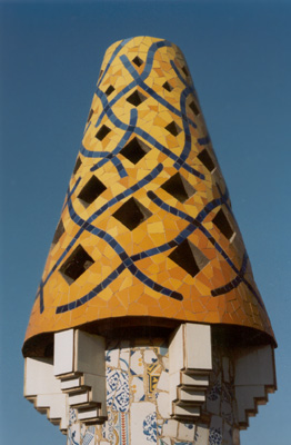 Eén van de prachtige schoorstenen van Palau Guëll in Barcelona. (Spanje - 2003)