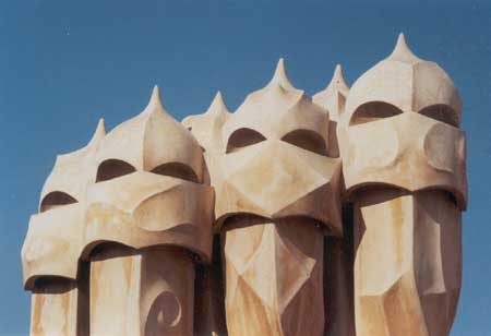 De beroemde schoorstenen van Gaudi's La Pedrera, Barcelona. (Spanje - 2003)