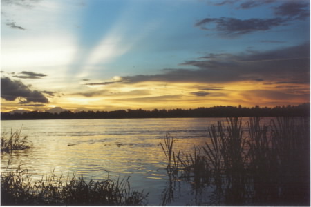 Zonsondergang bij de Mekong rivier. (Thailand - 2002)
